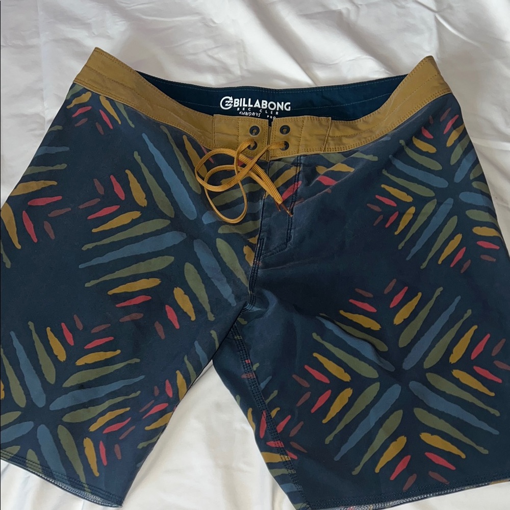 NWOT Billabong Palm Leaf Boardshorts Men’s Size [34]